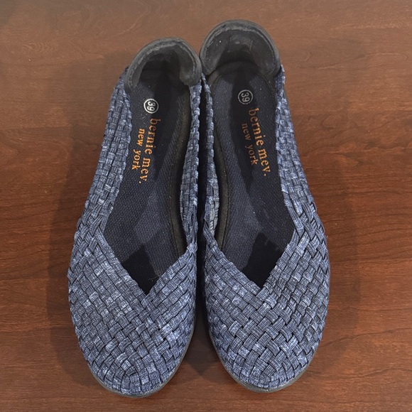 bernie mev. Navy Woven Flats size 39 8.5 - Picture 1 of 5